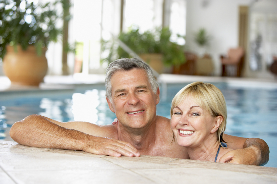 couple dans la piscine d'une location de vacance à Collioure 